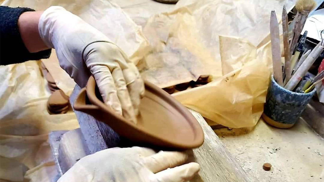 マルホン製陶所での制作風景